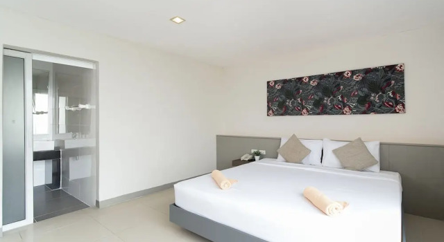 Трёхместный номер Deluxe с балконом Leenova Hotel