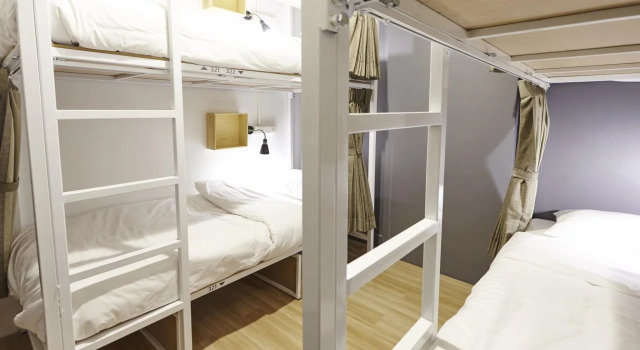 LiveItUp Chitlom Hostel