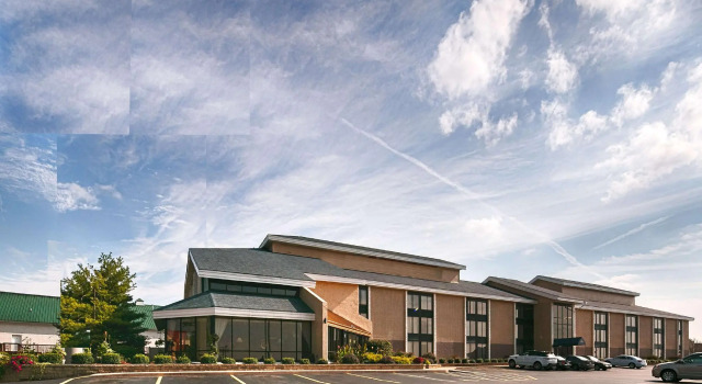 Кровать в общем номере Best Western Ashbury Inn