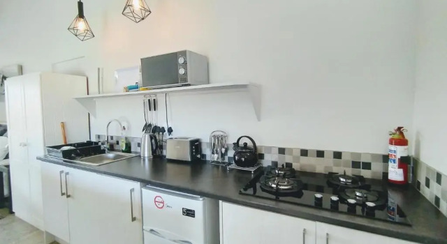 Студия Capricorn Studio One - 150m to Solar Beach, Patio & Braai, Wifi, DSTV & Netflix