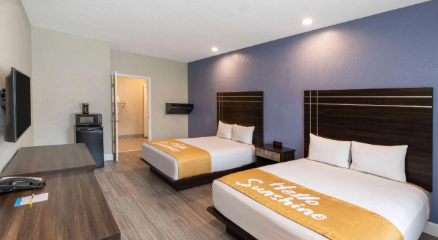 Четырёхместный номер Standard Days Inn & Suites by Wyndham La Porte