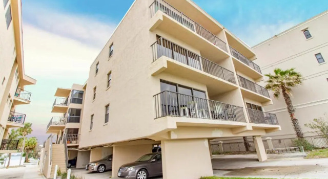 Beachcomber 301, 2 Bedrooms, Near Mayo Clinic, Sleeps 4, Pool, Забронировать Отель Отели Джексонвилл-Бич с бассейном, рядом с Times Square Plaza, Бассейн