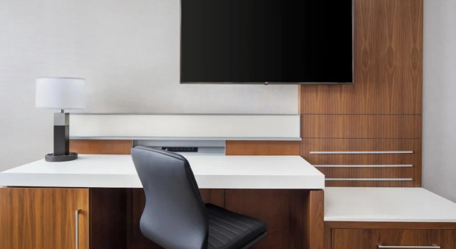 Люкс Deluxe Delta Hotels by Marriott Green Bay