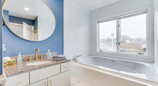 Коттедж Bright Milford Beach House w/ Outdoor Shower