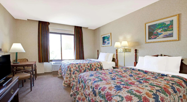 Четырёхместный номер Business Days Inn by Wyndham Parsippany