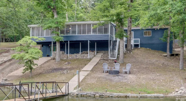 Коттедж с 4 комнатами с балконом Dock + Screened Porch: Lake of the Ozarks Getaway!