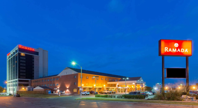 Ramada Hotel & Convention Center by Wyndham Topeka Downtown