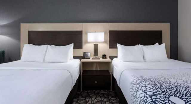 Четырёхместный номер Standard La Quinta Inn & Suites by Wyndham Shorewood