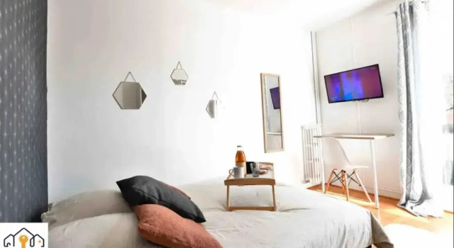 Chambre 2 avec espaces communs a partager SEHLOUÉ, Забронировать Отель Отели Сен-Бриё с парковкой, Парковка