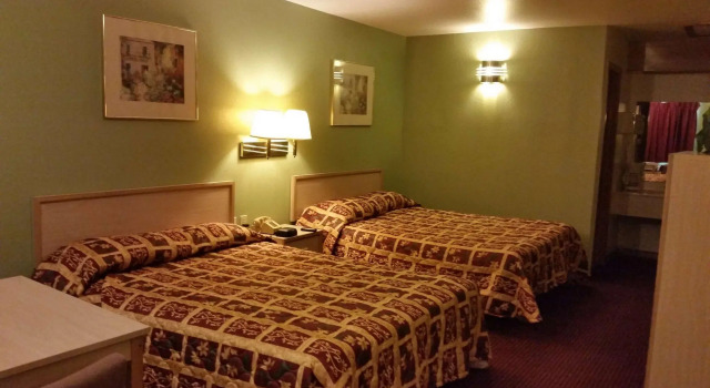 Четырёхместный номер Standard Garden Inn and Suites Hebbronville