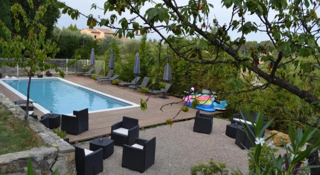 Коттедж c 1 комнатой Large friendly and bright villa with pool