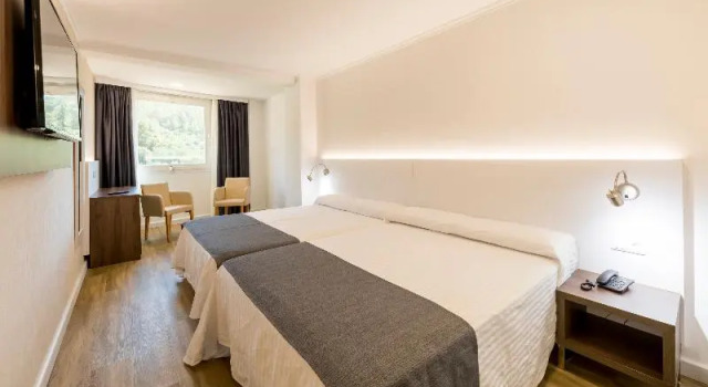 Четырёхместный номер Standard с балконом Hotel Rosaleda del Mijares