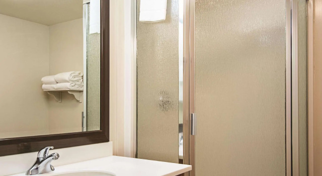 Двухместный номер Standard с видом на горы La Quinta Inn by Wyndham Vancouver Airport