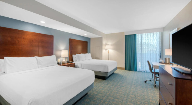 Четырёхместный номер Standard с балконом и с видом на бассейн Holiday Inn Orlando - Disney Springs® Area by IHG