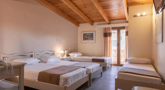 Четырёхместный номер Standard Yria Hotel
