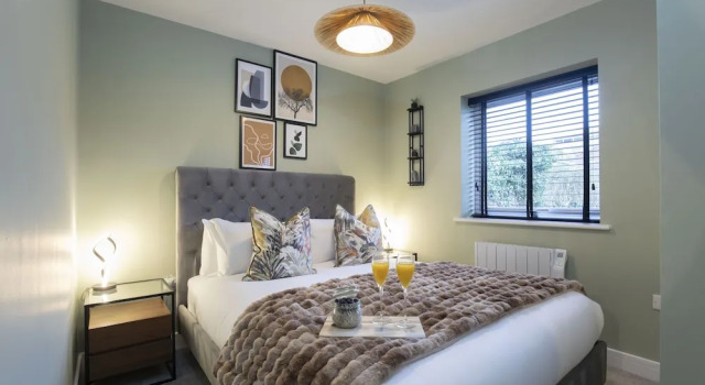 Апартаменты Elliot Oliver - Deluxe Two Bedroom Apartment With Parking & EV Charger