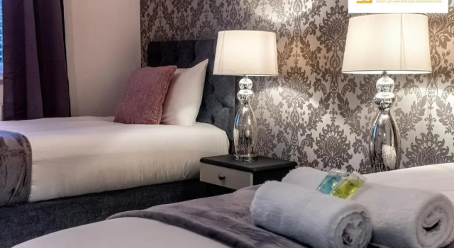 LONG STAYS 25pct OFF - Spacious 3 Bed with Parking & Keyless Access By Klarok Short Lets & Serviced Accommodation