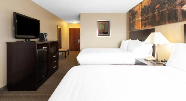Четырёхместный номер Deluxe Days Inn by Wyndham Plattsburgh