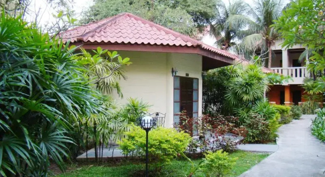 Двухместный номер Standard с балконом Phuket Leelavadee Hua Ting Resort