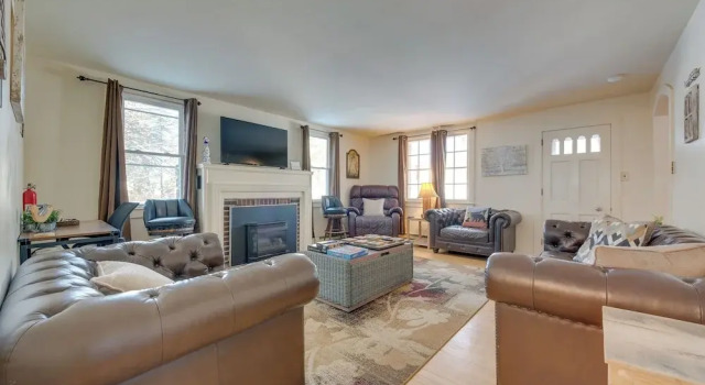 Explore the Poconos! Cozy Creekside Cabin w/ Patio, Buchen Sie Hotel Blakeslee Monroe County