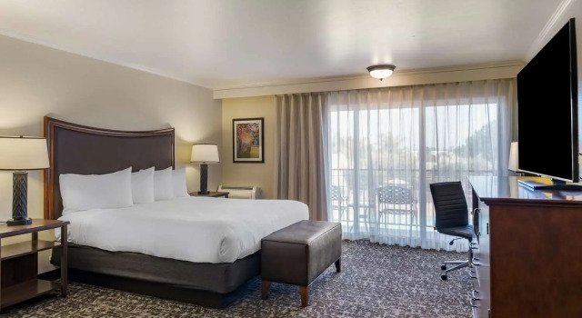 Двухместный номер Standard с балконом и с видом на бассейн Best Western Plus Royal Oak Hotel