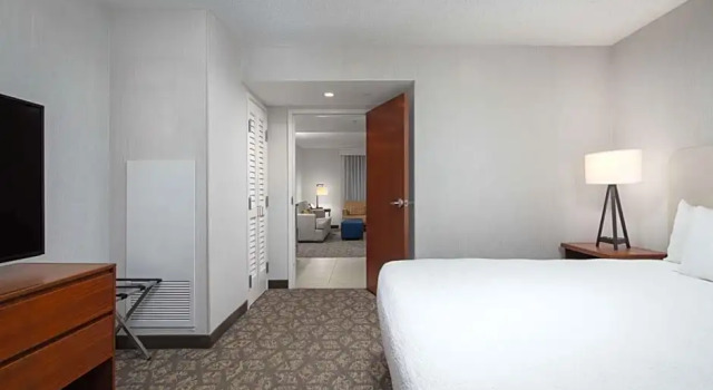 Двухместный люкс с 2 комнатами Embassy Suites by Hilton Portland Airport
