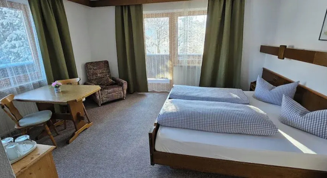 Pension Edi, Rezerwuj Hotel Hotele w Tyrol z parkingiem, Parking