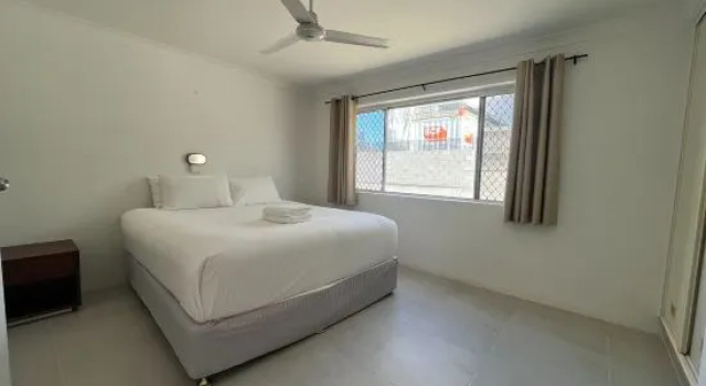 Кровать в общем номере Browns at Broadbeach Motel