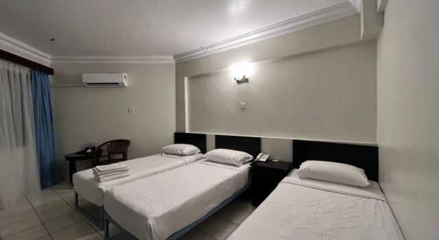 Luksusowy trzyosobowy pokój z częściowym widokiem na morze Suria Cherating Beach Resort