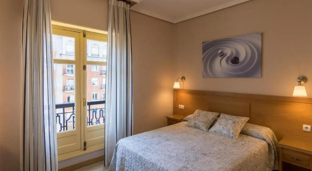 Hostal Santillan, Забронировать Отель Отели Мадрида с парковкой, рядом с Театр Монументал, Парковка