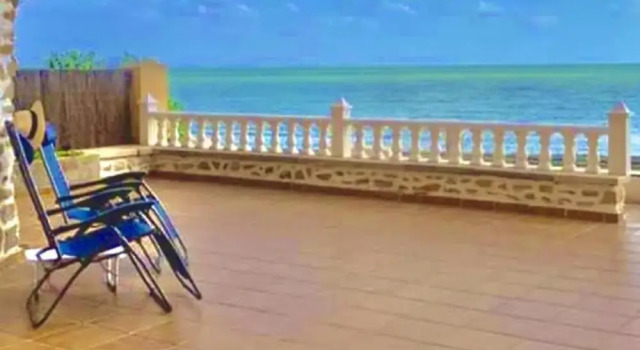 Апартаменты Beachfront Apartment With Patio & Private Terrace