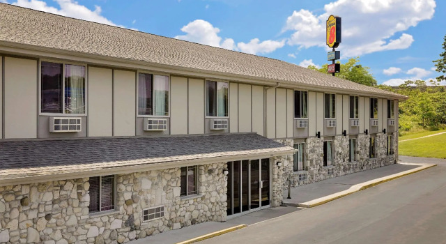 Кровать в общем номере Super 8 by Wyndham Sturgeon Bay
