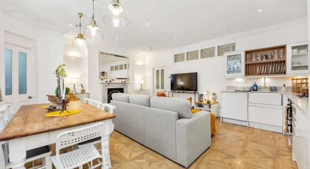 Коттедж 3 Bedroom 2 Bathroom Victorian Flat in Kensington