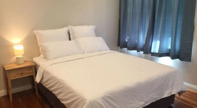 Modern Home in Convenient Location, Забронировать Дом для отпуска Коттеджи Окленда, Коттедж