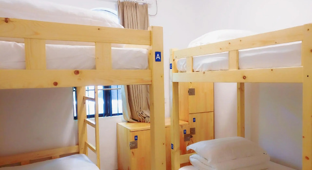 Кровать в общем номере (мужской номер) Qiandaohu Blue Mountain Youth Hostel