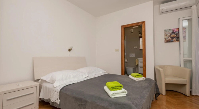 Amazing Home in Makarska With Wifi and 3 Bedrooms, Rezerwuj Hotel Hotele w Split-Dalmatia County z parkingiem, Parking