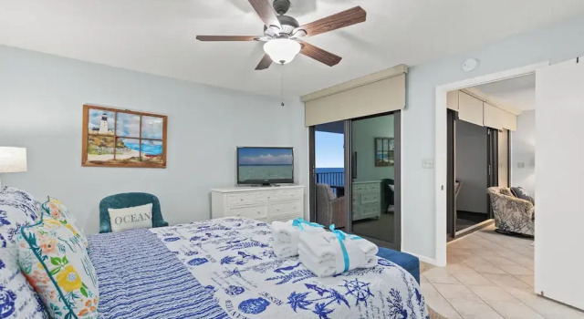 Beachfront Bliss! 2BR 2BA Stunning Views! Sleeps 8! Beach Chair Service!, Book Lejlighed Hoteller i Lower Grand Lagoon med parkering, Parkering