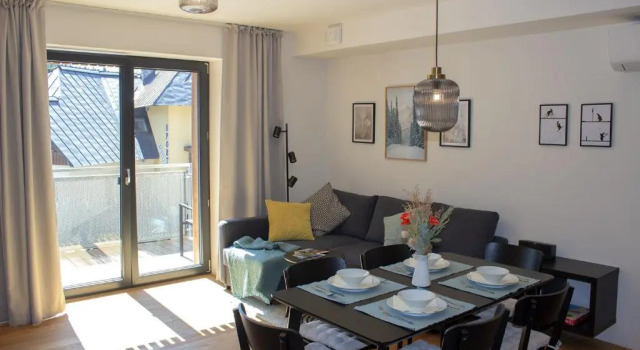 Enjoy Harrachov - Atraktivní slunný klimatizovaný apartmán 14 v centru Harrachova se saunou, parkováním s wallboxem EV, Wifi, herní konzolí, počítačem s win 10, Netflix a jedinečným výhledem na Čertovu horu se skokanskými můstky, Reservar Hotel Hotéis em Harrachov com piscina, Piscina