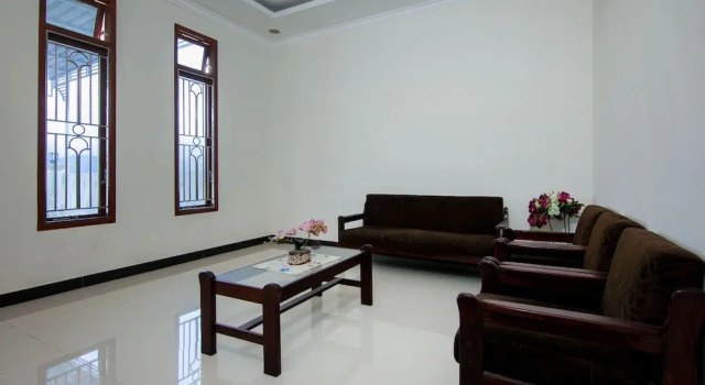 Pink's Guest House by OYO Rooms, Rezerwuj Pensjonat Tarutung Sumatra