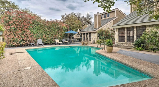 Horseshoe Bay Townhome w/ Patio & Outdoor Pool!