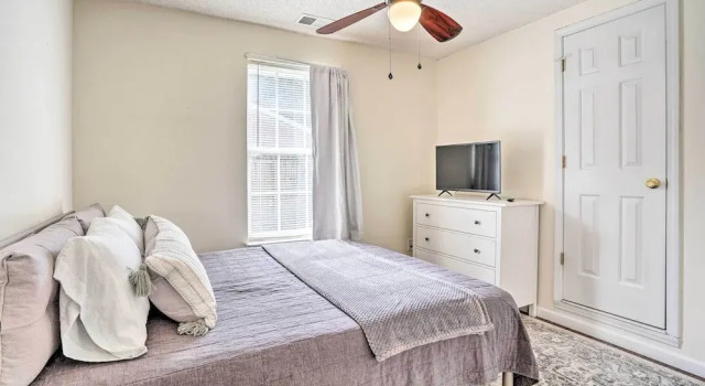 Cozy Home w/ Yard ~ 9 Mi to Dtwn Charleston!, Забронировать Отель Северный Чарльстон Чарльстон