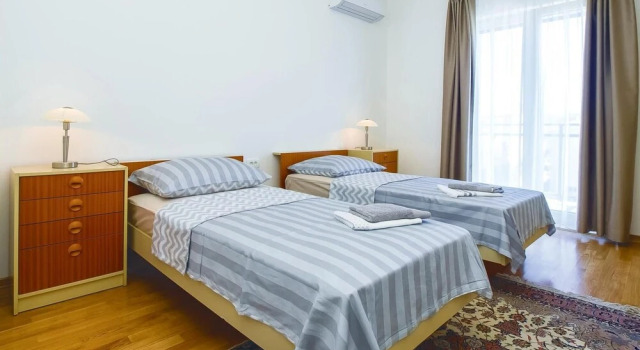Stunning Home in Orij With Wifi and 4 Bedrooms, Rezerwuj Hotel Dugi Rat Split Region