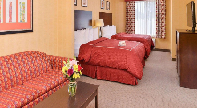 Четырёхместный люкс Quality Suites Stratford