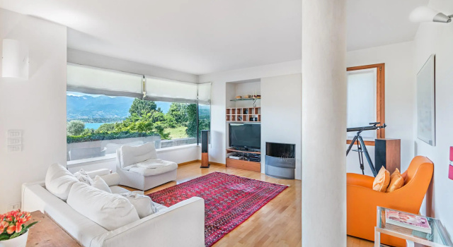 Villa Vittoria con Piscina e Vista Lago by Wonderful Italy