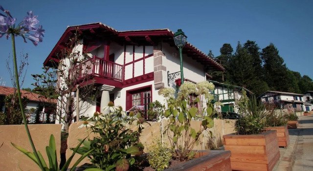 Villa in Basque Style Near Sea, 预订 别墅 乌瑞基尼 French Basque Country