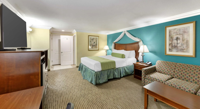 Двухместный номер Standard с балконом Best Western Harbour Inn & Suites Huntington - Sunset Beach
