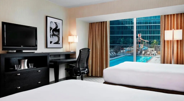 Двухместный номер с видом на бассейн Hilton Anaheim