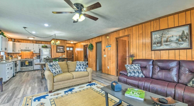 Cozy Maggie Valley Cabin, 1 Mi to Tube World!, Забронировать Отель Отели Мегги-Вэлли с парковкой, рядом с Maggie Valley Festival Grounds, Парковка