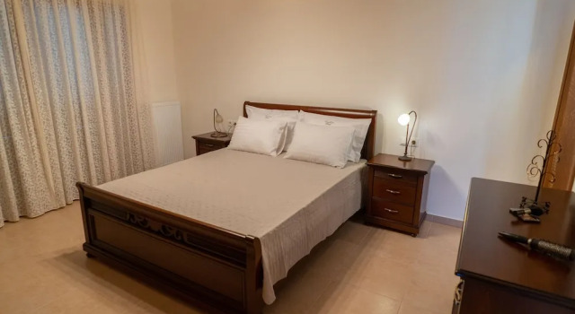 Paul's American Mansion- Volos suburb, Book Hotel Volos 