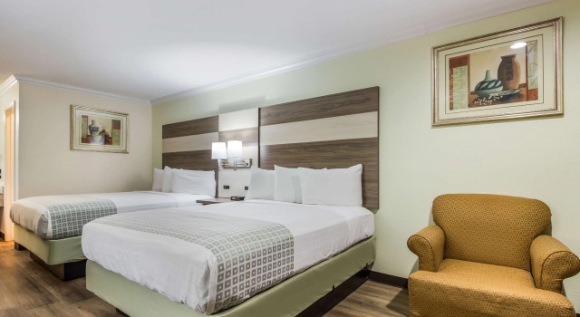 Четырёхместный номер Standard Americas Best Value Inn Columbus